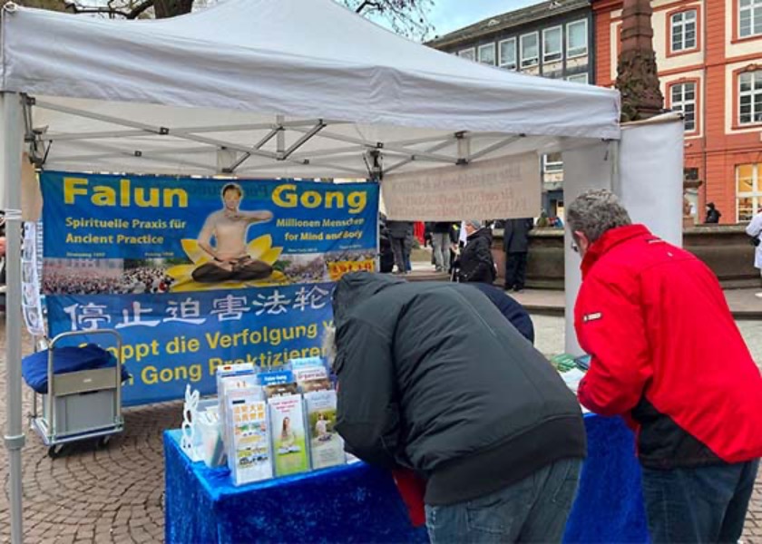 Image for article Германия. Жители Франкфурта поддерживают призыв к прекращению преследования Фалунь Дафа в Китае