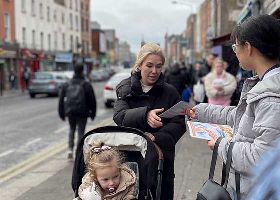 Image for article Дублин, Ирландия. Китайцы выходят из КПК во время мероприятия в китайском квартале