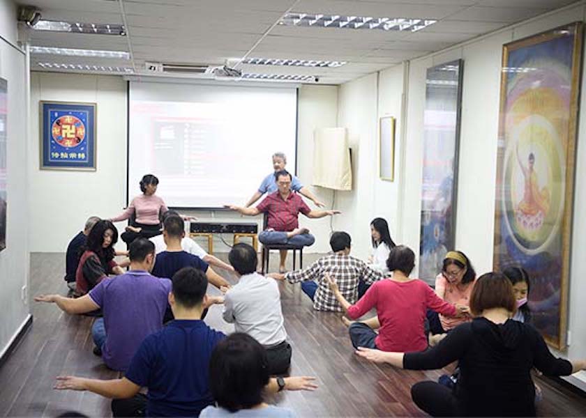 Image for article Сингапур. Участник девятидневного семинара Фалунь Дафа во время выполнения упражнений почувствовал себя счастливым и умиротворённым