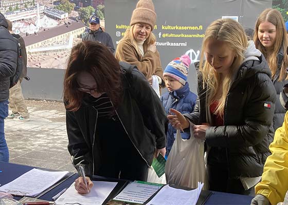 Image for article Финляндия. Жители Хельсинки подписывают петицию, призывающую положить конец преследованию Фалуньгун в Китае