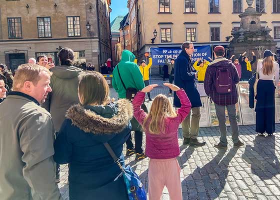 Image for article Швеция. Туристы высоко оценили силу милосердия и поддержали усилия практикующих Фалуньгун, направленные на прекращение преследования