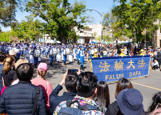 Image for article Калифорния, США. Зрители восхищаются оркестром Тянь Го и называют его лучшим на параде, проходившем в студенеческом городке Калифорнийского университета