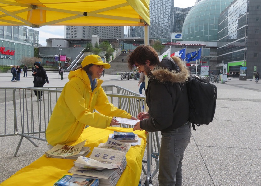 Image for article Франция. Люди выражают поддержку Фалунь Дафа во время мероприятия по разоблачению преступлений компартии Китая