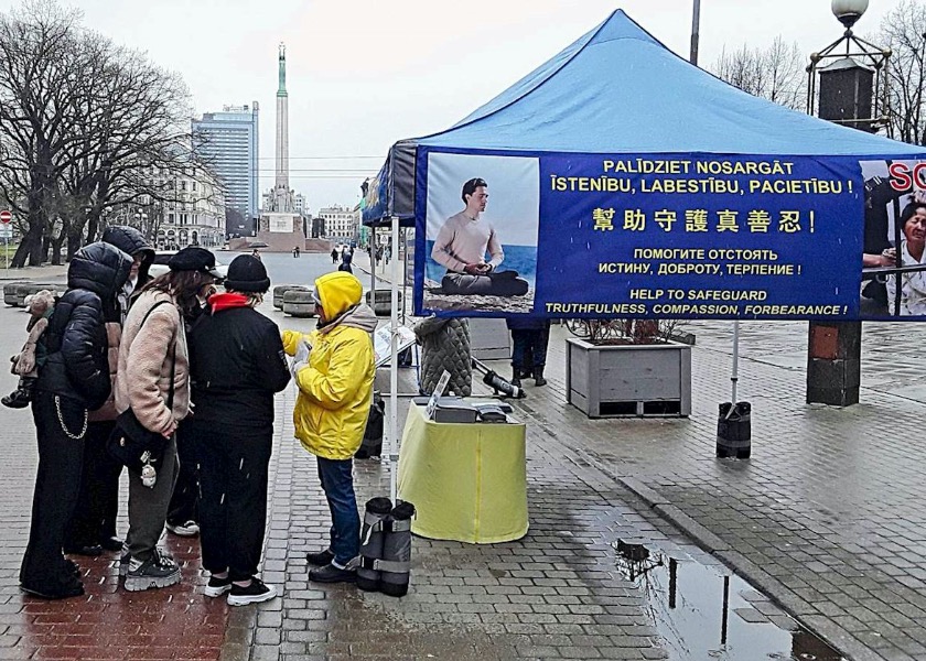 Image for article Латвия, Рига. Практикующие Дафа разоблачают преследование Фалунь Дафа в Китае