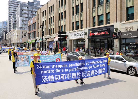 Image for article Монреаль, Канада. Люди выражают поддержку практикующим Фалуньгун во время мероприятия, посвящённого годовщине мирного обращения «25 апреля» в Пекине