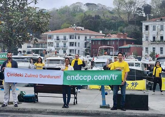 Image for article Стамбул, Турция. Практикующие Фалунь Дафа провели мирную акцию протеста, чтобы отметить годовщину мирного обращения «25 апреля» в Пекине