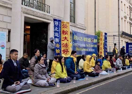 Image for article Великобритания. Практикующие Фалунь Дафа провели митинг и акцию памяти с зажжёнными свечами возле посольства Китая, чтобы отметить годовщину мирного обращения «25 апреля»