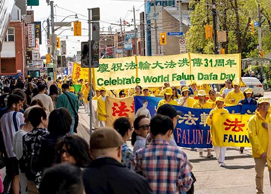 Image for article Канада. Люди положительно отзываются о принципах Фалунь Дафа во время праздничного мероприятия в Торонто