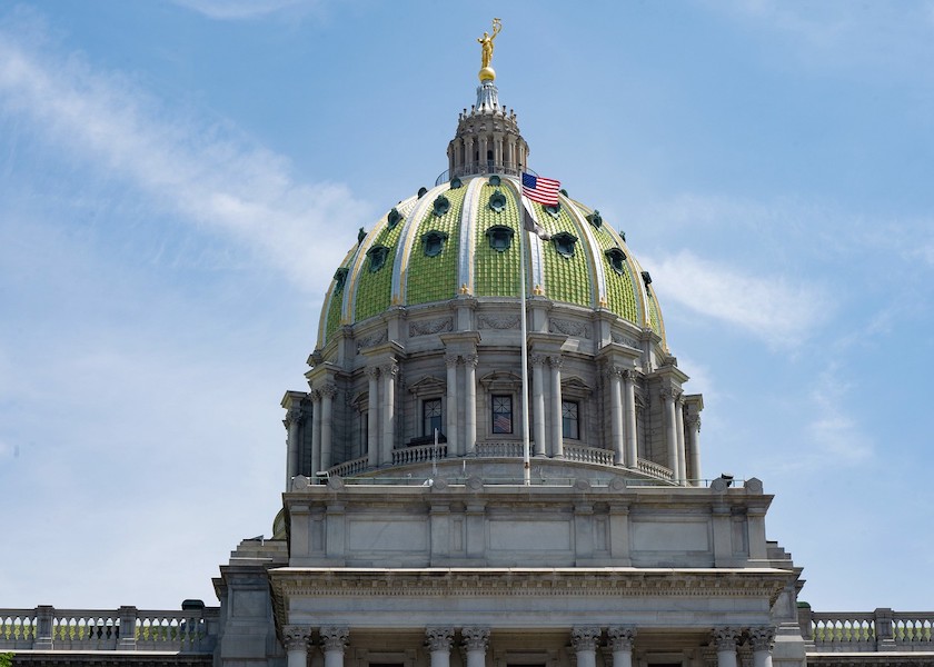 Image for article Над Капитолием штата Пенсильвания поднят флаг в знак признания выдающихся заслуг Учителя Ли Хунчжи