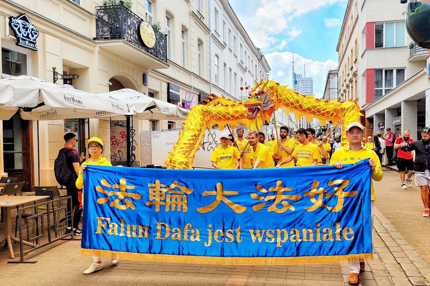 Image for article Польша. Практикующие провели парад, чтобы отпраздновать День Фалунь Дафа и поблагодарить Учителя Ли