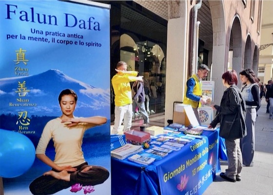 Image for article Италия. Практикующие провели мероприятия в шести городах, чтобы отпраздновать Всемирный День Фалунь Дафа