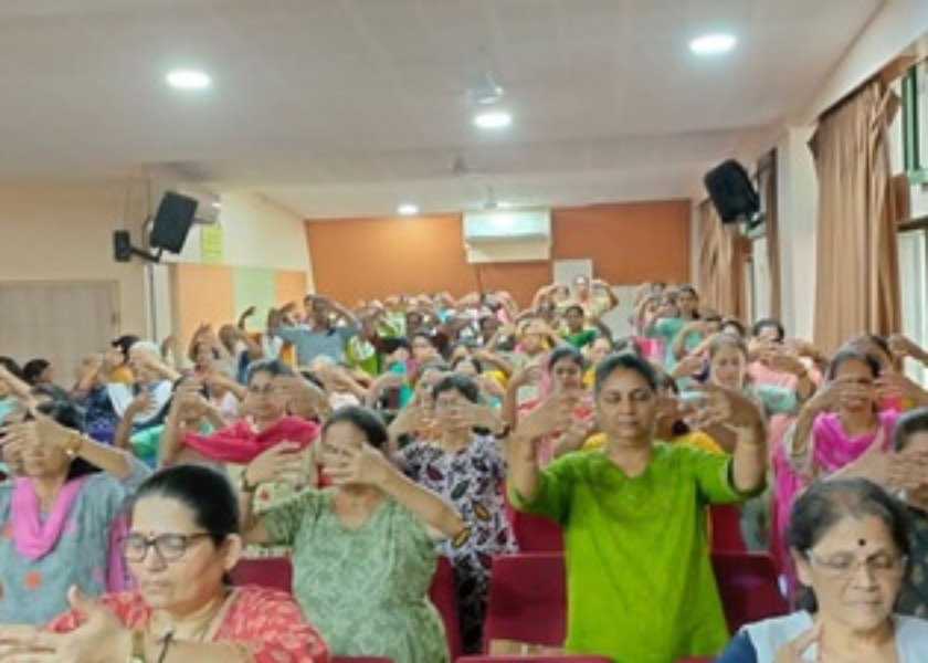 Image for article Пуна, Индия. Социальные работники с удовольствием изучают практику Фалунь Дафа
