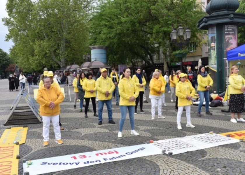 Image for article Словакия. Практикующие провели мероприятие во Всемирный День Фалунь Дафа; член Национального совета Словакии выступил на митинге и поддержал практикующих