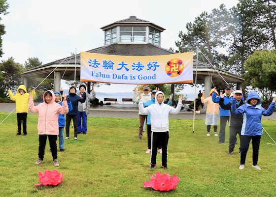 Image for article Сиэтл. Коллективное выполнение упражнений в парке Марина вдохновляет посетителей изучать Фалунь Дафа