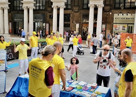 Image for article Болонья, Италия. Люди поддерживают практикующих Фалунь Дафа, которые стремятся остановить преследование в Китае
