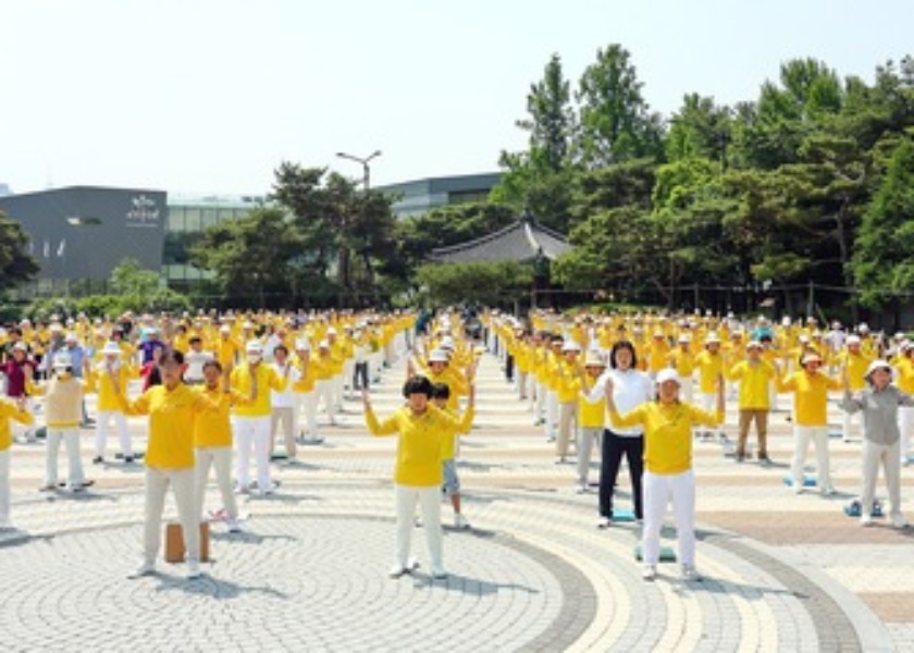 Image for article Южная Корея. Практикующие Фалунь Дафа празднуют Всемирный День Фалунь Дафа на площади перед Синим домом в Сеуле