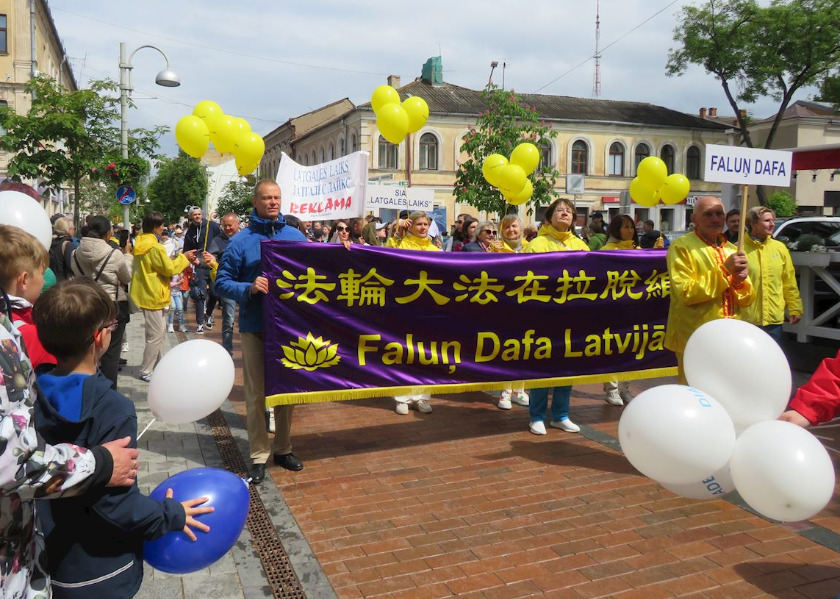 Image for article Латвия. Практикующие Фалунь Дафа участвуют в городском фестивале в Даугавпилсе