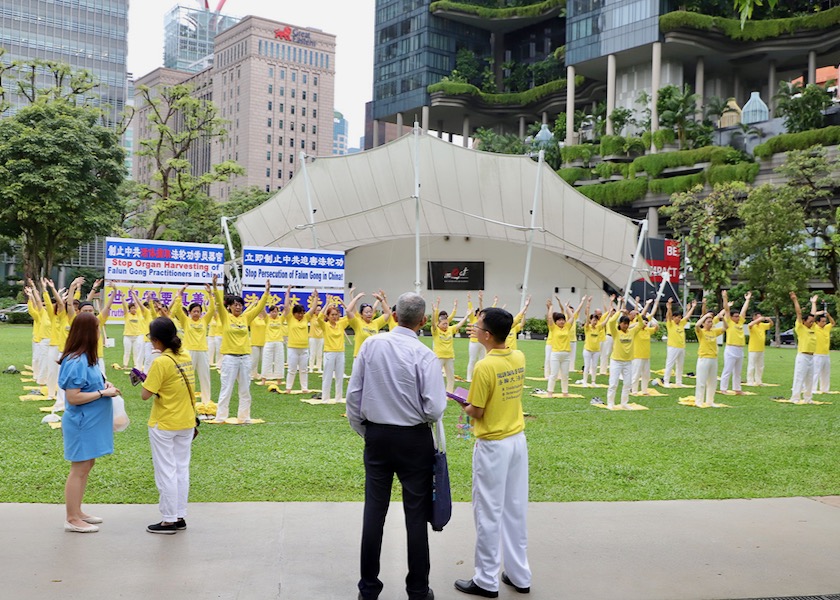 Image for article Сингапур. Последователи Фалунь Дафа провели митинг и акцию памяти с зажжёнными свечами в знак мирного протеста против 24-летнего преследования