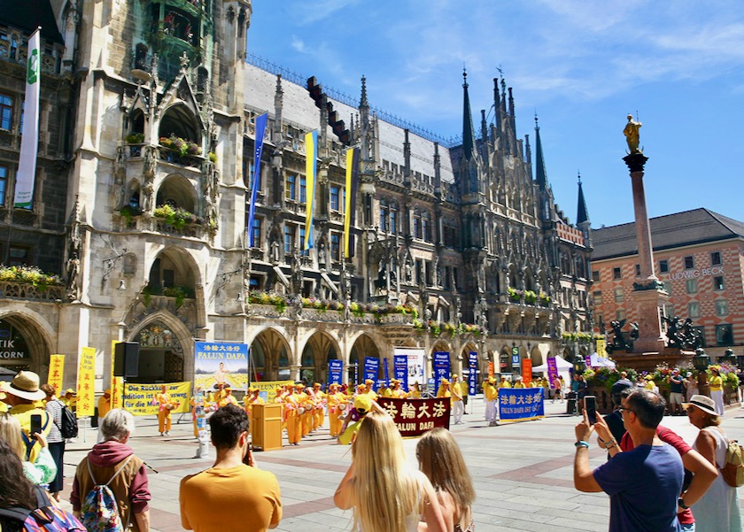 Image for article Мюнхен, Германия. Практикующие Фалунь Дафа провели митинг и парад, чтобы привлечь внимание общественности к преследованию в Китае