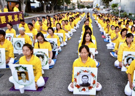 Image for article Лос-Анджелес, США. Практикующие Фалуньгун провели митинг, протестуя против преследования в Китае, и акцию с зажжёнными свечами, чтобы почтить память погибших в ходе этого преследования соучеников