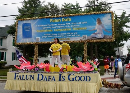 Image for article Мэриленд, США. Жители города Лорела приветствуют Фалунь Дафа во время парада в честь Дня независимости