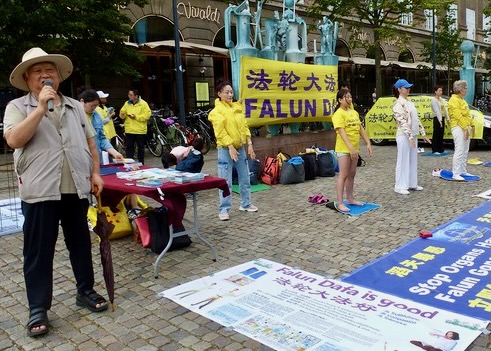 Image for article Копенгаген, Дания. Люди поддерживают практикующих Фалунь Дафа, которые 24 года мирно противостоят преследованию в Китае
