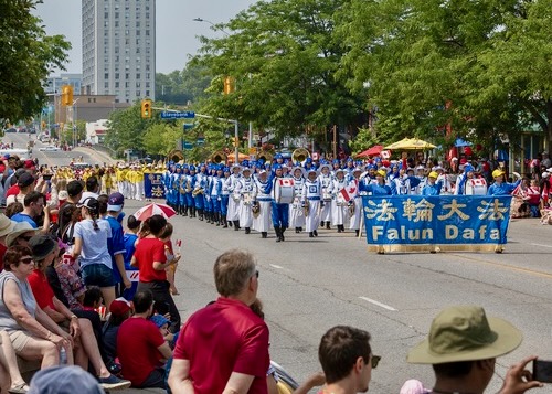 Image for article Канада. Фалунь Дафа встречает радушный приём на параде в честь Дня Канады в Миссиссоге