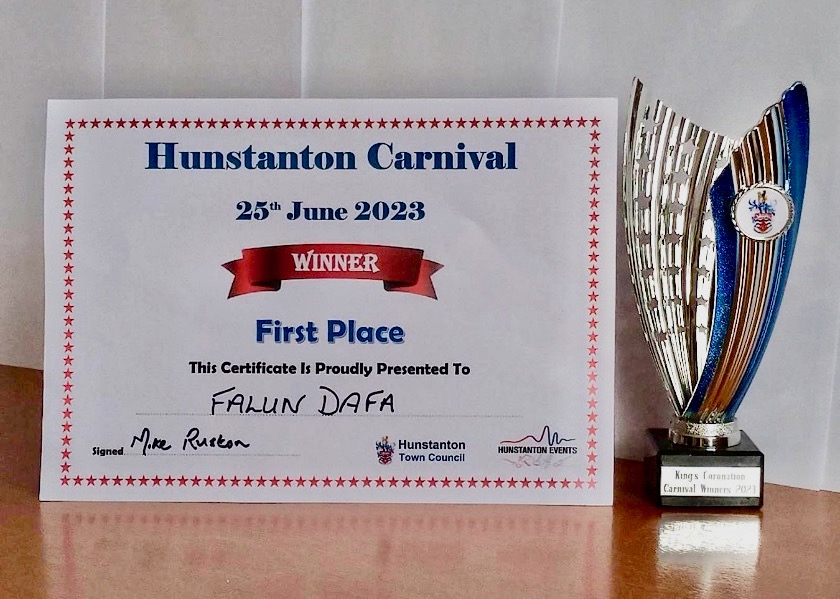Image for article Великобритания. Практикующие Фалунь Дафа получили первую премию на карнавале в городе Ханстентоне