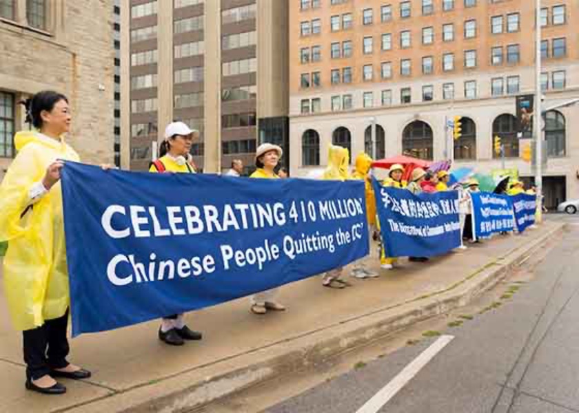 Image for article Торонто, Канада. Практикующие Фалунь Дафа выстроились вдоль улицы с плакатами, чтобы поддержать 410 миллионов китайцев, вышедших из КПК и её молодёжных организаций