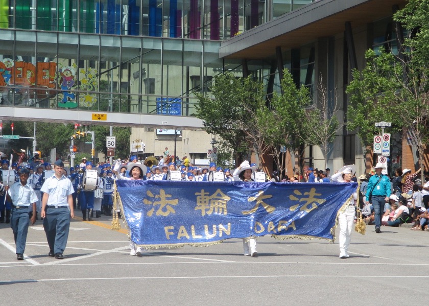 Image for article Канада. Зрители наслаждаются выступлением практикующих Фалунь Дафа на параде «Калгари Стампид»