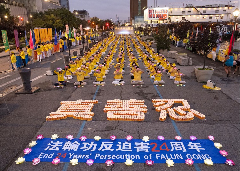 Image for article Манхэттен, Нью-Йорк. Акция с зажёнными свечами около консульства Китая призывает положить конец преследованию