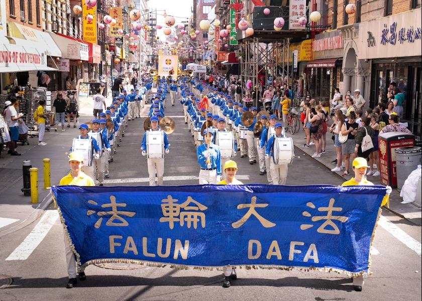 Image for article Нью-Йорк, США. В китайском квартале Манхэттена прошёл грандиозный парад с целью привлечь внимания к 24-летнему преследованию Фалунь Дафа компартией Китая
