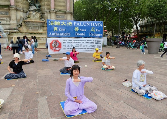 Image for article Франция. Практикующие Фалунь Дафа провели мероприятия в двух оживлённых районах Парижа