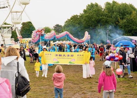 Image for article Великобритания. Презентация Фалунь Дафа на международном фестивале воздушных шаров в Бристоле