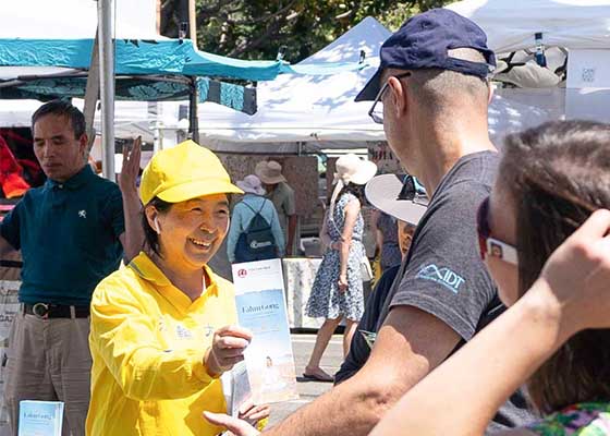 Image for article Калифорния, США. Люди высоко оценили принципы Фалунь Дафа во время Фестиваля искусств в городе Фремонте