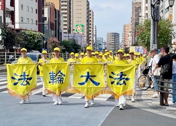 Image for article Токио, Япония. Участники парада поддерживают китайцев, вышедших из компартии Китая, и протестуют против преследования