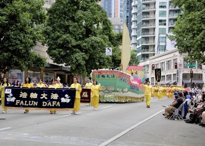 Image for article Штат Вашингтон, США. Выступление практикующих Фалунь Дафа выделялось на Параде факелов