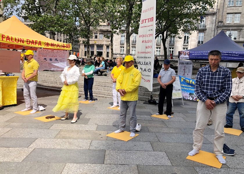 Image for article Кёльн, Германия. Политики поддерживают практикующих Фалуньгун в их мирном противостоянии преследованию, продолжающемуся 24 года