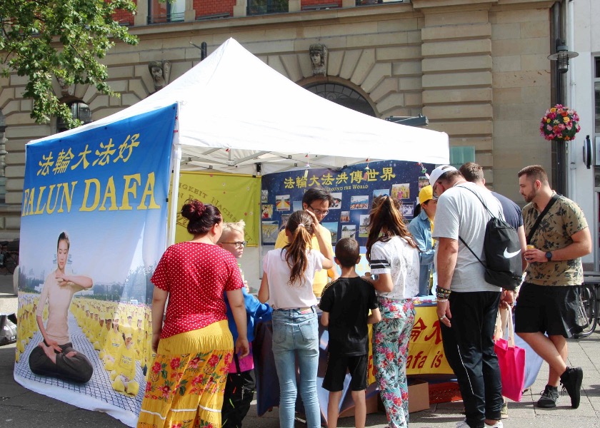 Image for article Германия. Люди осуждают преследование практикующих Фалунь Дафа в Китае во время мероприятий на Боденском озере