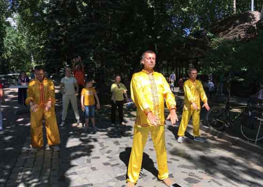 Image for article Днепр, Украина. Презентация Фалуньгун на фитнес-ярмарке