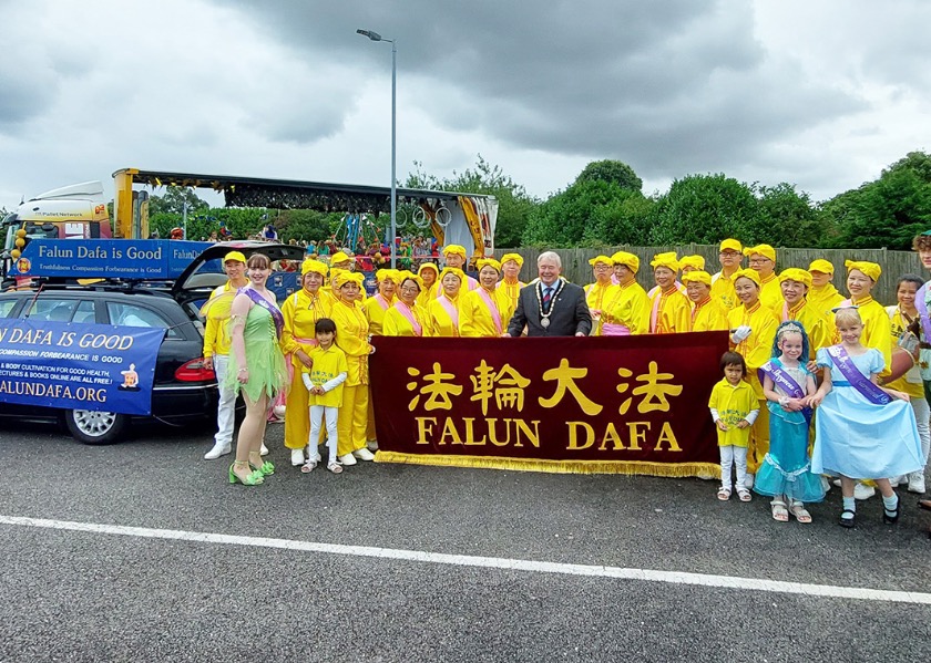 Image for article Англия. Группа практикующих Фалунь Дафа получила награду на карнавале в Скегнессе