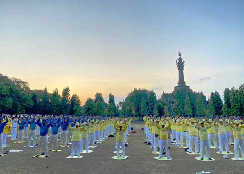Image for article Бали, Индонезия. Фалунь Дафа приветствуют на параде в честь Дня независимости