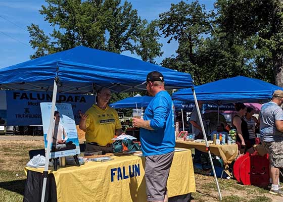 Image for article Арканзас, США. Люди знакомятся с Фалунь Дафа на фестивале сосен в Дирксе