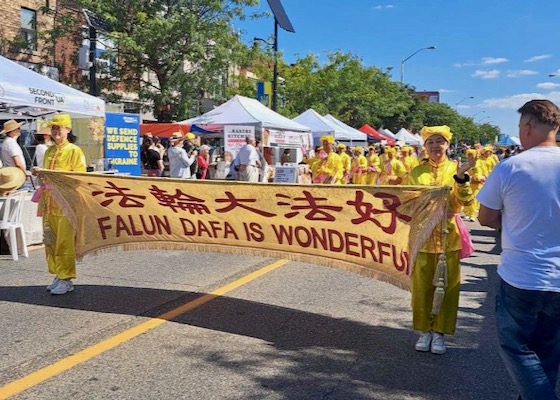 Image for article Торонто, Канада. Люди знакомятся с Фалунь Дафа на украинском фестивале