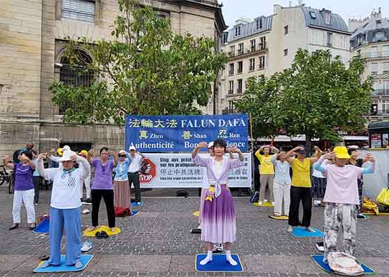 Image for article Франция. Жители Парижа искренне приветствуют Фалунь Дафа во время мероприятия на площади Шатле