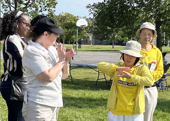 Image for article Жители Оттавы знакомятся с Фалунь Дафа во время общественного мероприятия