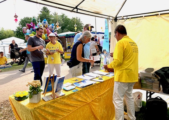 Image for article Германия. В День граждан в городе Ханау люди знакомились с практикой Фалунь Дафа