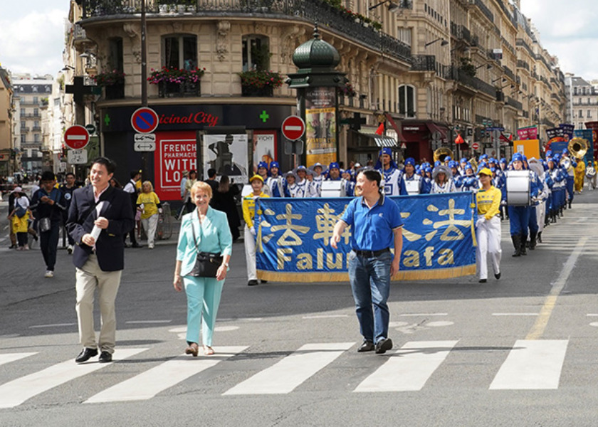 Image for article Франция. Почти полторы тысячи последователей Фалунь Дафа провели парад в Париже и получили широкую поддержку общественности