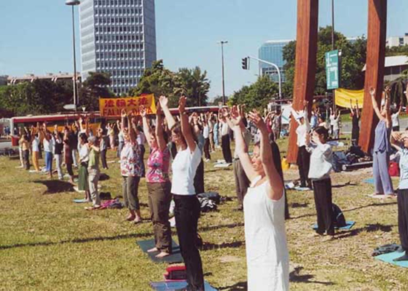 Image for article Швейцария. Практикующие Фалунь Дафа вспоминают лекцию Учителя Ли, прочитанную в Женеве 25 лет назад