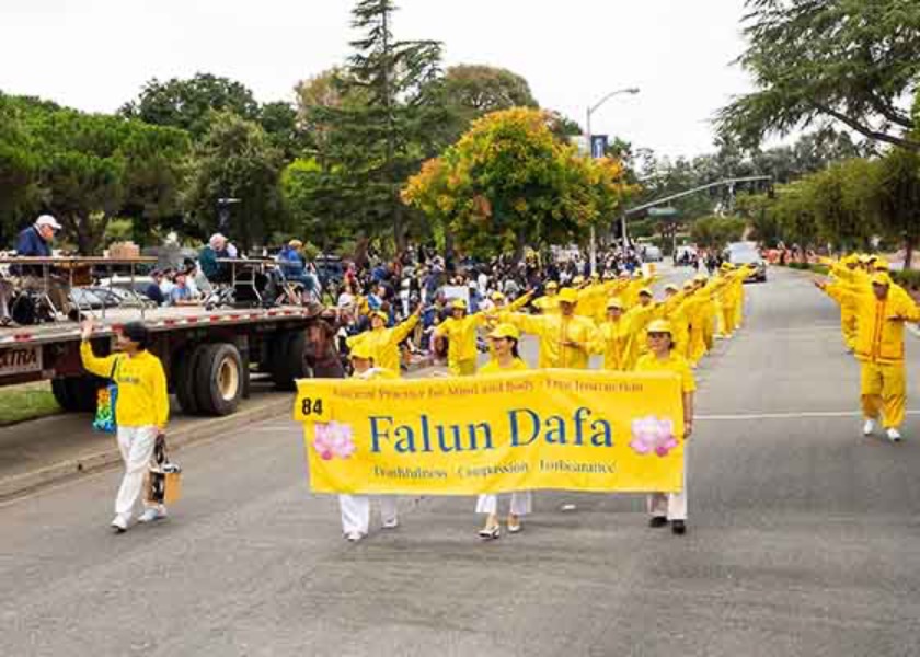 Image for article Ньюарк, Калифорния. Зрители парада благодарят практикующих Фалунь Дафа за подаренную атмосферу радости